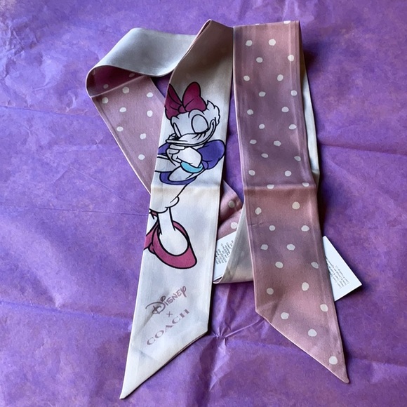 🎀 DISNEY X COACH DAISY DUCK SCARF 🎀 NWT 🎀 - Picture 6 of 16